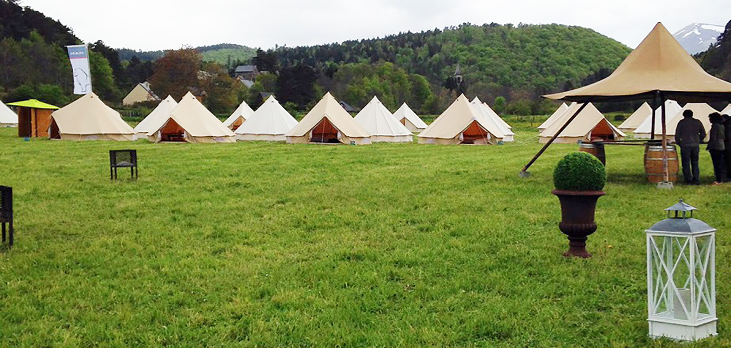 repas dans le tipis